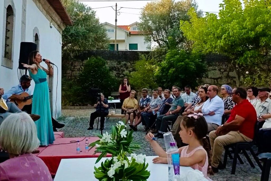 Espetáculo e fado  de Sílvia Mitev animou Largo da Igreja no Folhadal