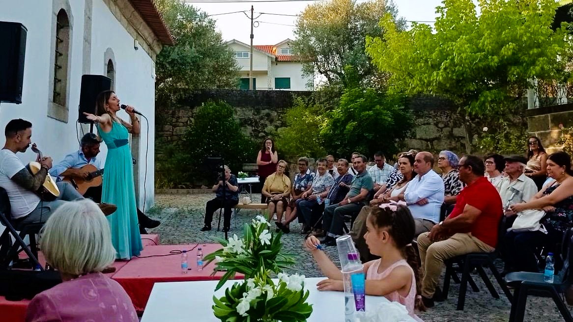 Espetáculo e fado  de Sílvia Mitev animou Largo da Igreja no Folhadal