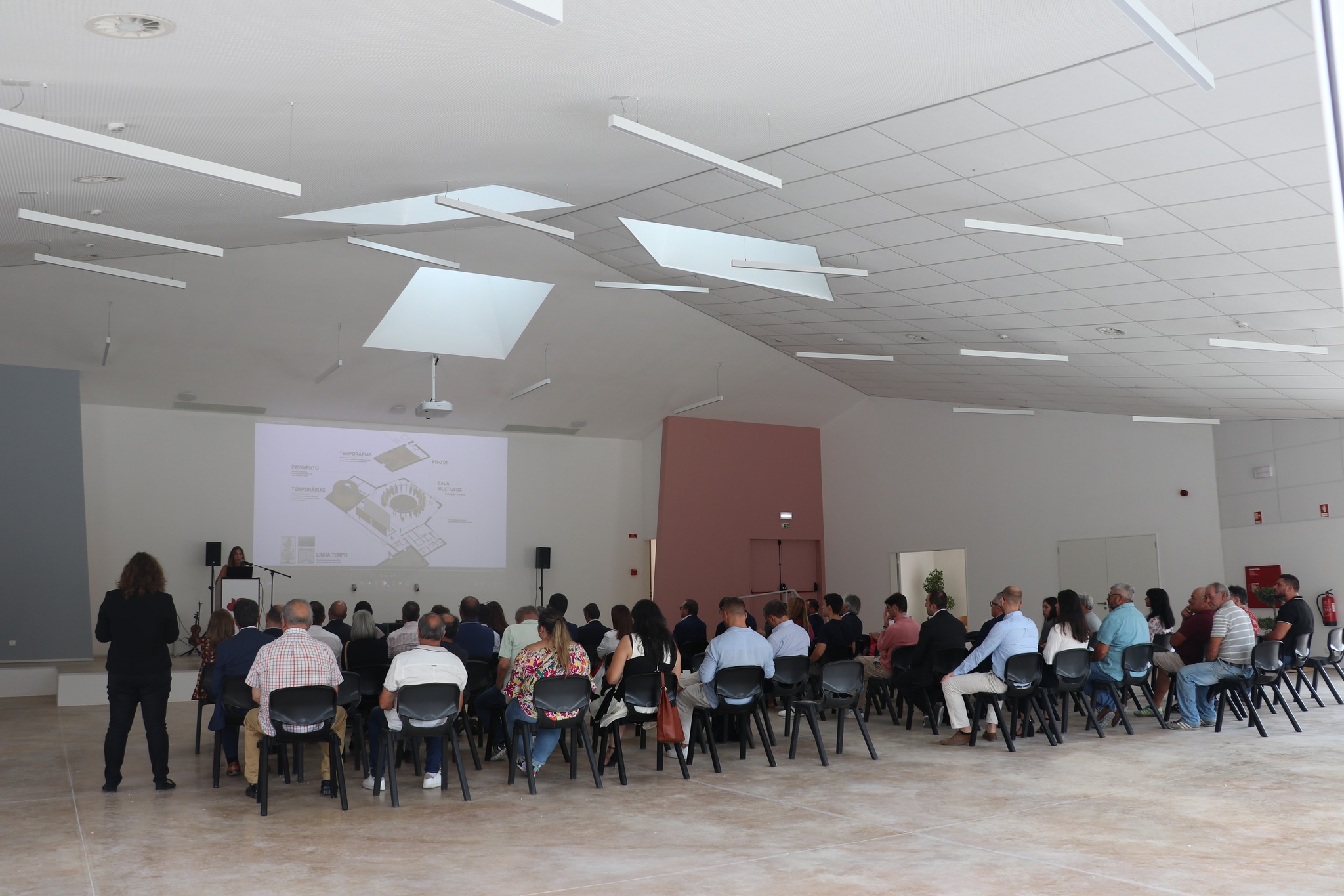 𝗣𝗿𝗼𝗴𝗿𝗮𝗺𝗮 𝗱𝗲 𝟯𝟰ª 𝗙𝗲𝗶𝗿𝗮 𝗱𝗼 𝗩𝗶𝗻𝗵𝗼 𝗱𝗼 𝗗𝗮̃𝗼 𝗮𝗿𝗿𝗮𝗻𝗰𝗼𝘂 𝗰𝗼𝗺 𝗔𝗽𝗿𝗲𝘀𝗲𝗻𝘁𝗮𝗰̧𝗮̃𝗼 𝗱𝗮 𝟭ª 𝗙𝗮𝘀𝗲 𝗱𝗼 𝗠𝘂𝘀𝗲𝘂 𝗱𝗼 𝗩𝗶𝗻𝗵𝗼 𝗲 𝗱𝗮 𝗔𝗿𝘁𝗲, 𝗲𝗺 𝗦𝗮𝗻𝘁𝗮𝗿