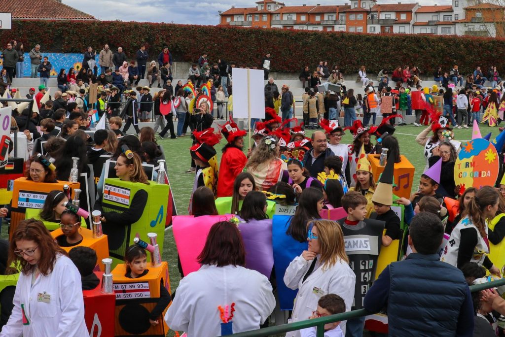 Cerca de 700 alunos encheram as ruas de Canas de Senhorim com cor e alegria no Desfile da Primavera
