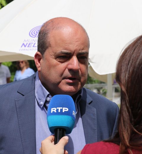 Rita Redshoes no Cineteatro Municipal de Nelas: uma noite entre palavras e canções