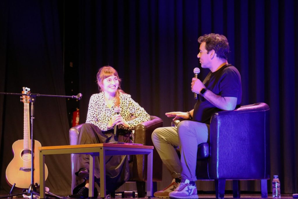 Rita Redshoes no Cineteatro Municipal de Nelas: uma noite entre palavras e canções